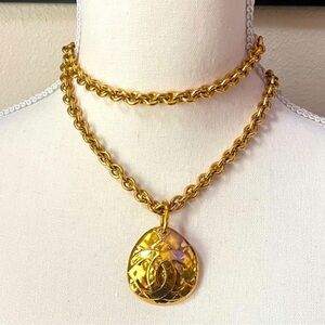 Authentic CHANEL Necklace w/COA